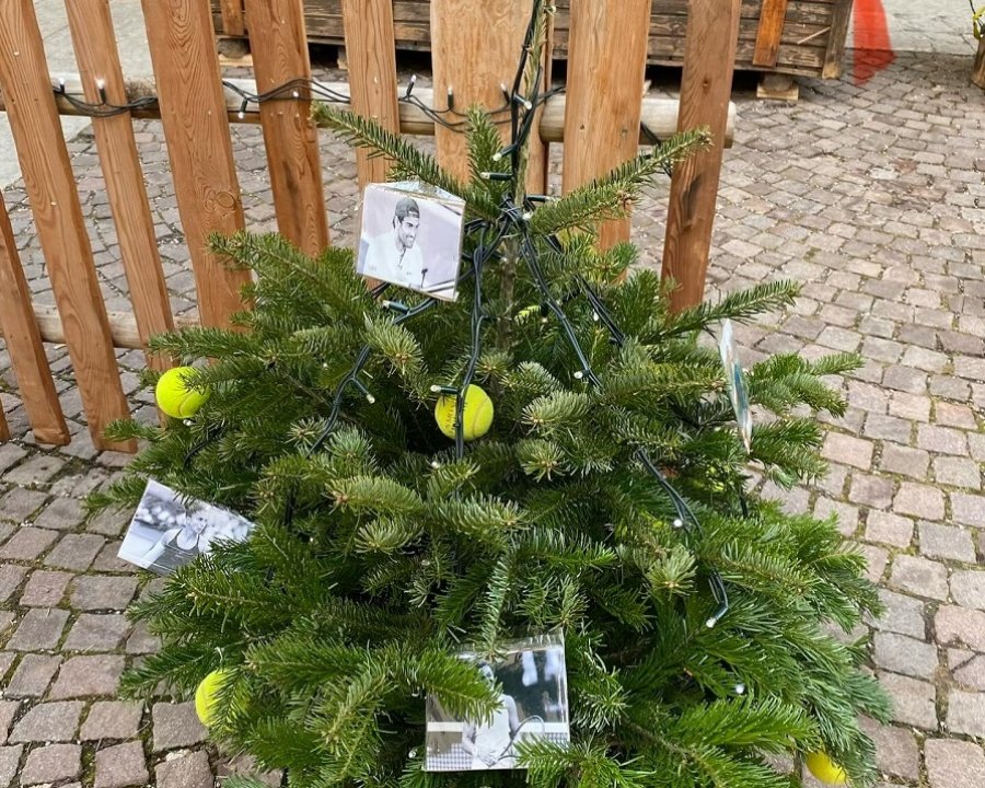 Si rubano perfino le palline da tennis