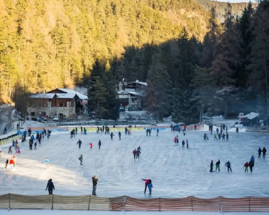 Lago Smeraldo, si pattina