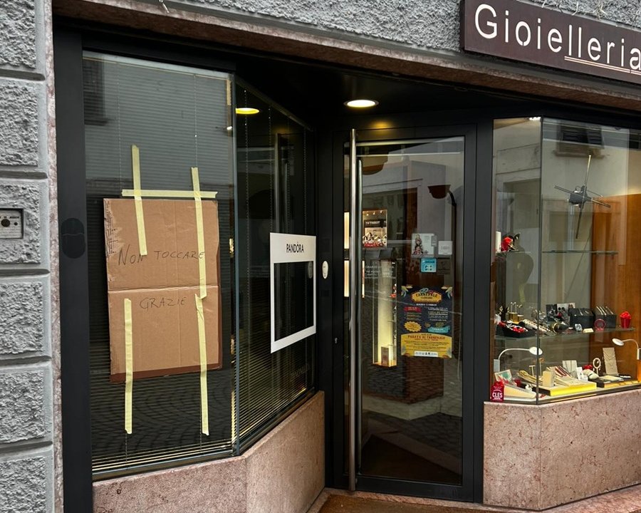 Cles, spaccata nella notte