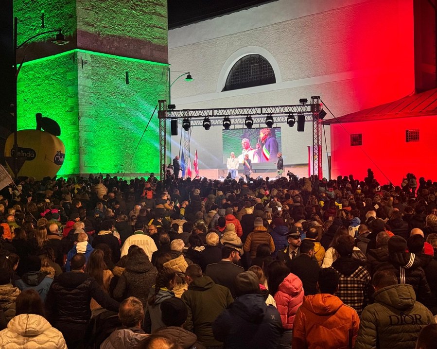 Taio in piazza per il suo ragazzo d'oro