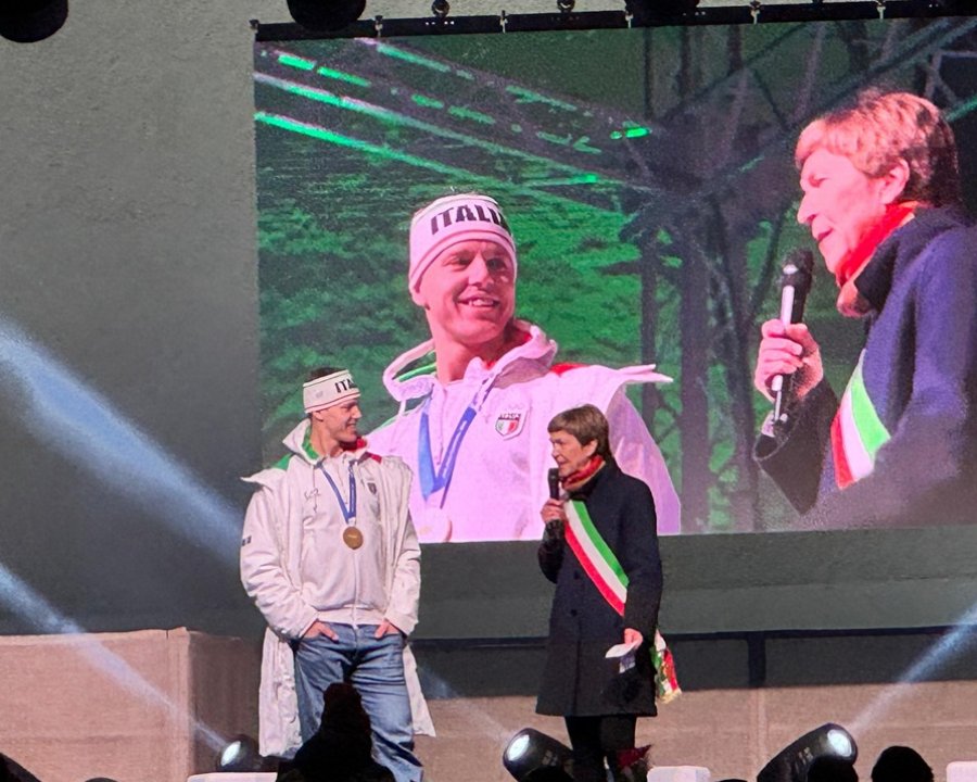 L'abbraccio di Predaia al suo ragazzo d'oro