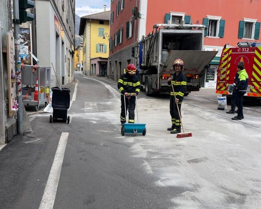 Malé, perdita d’olio sulla statale