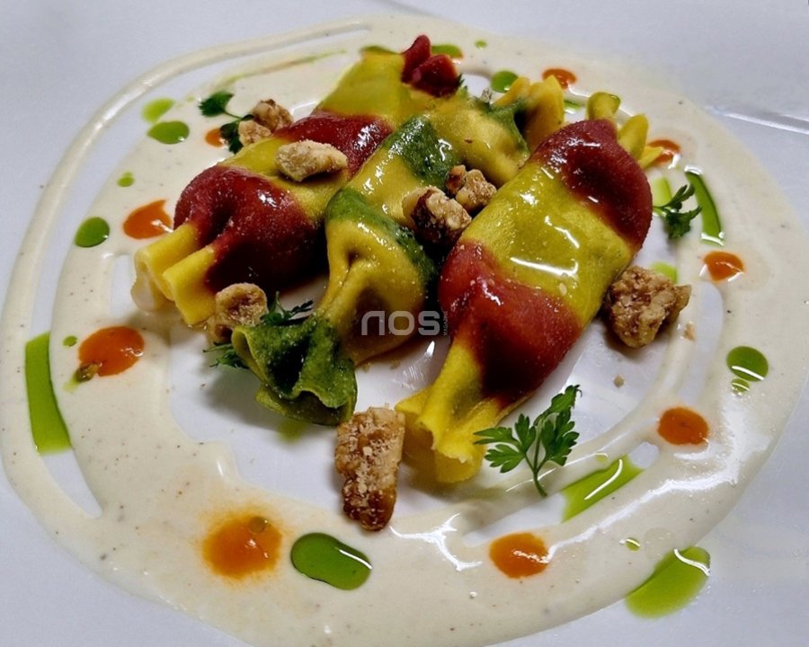 Caramelle burrata e basilico con noci tostate