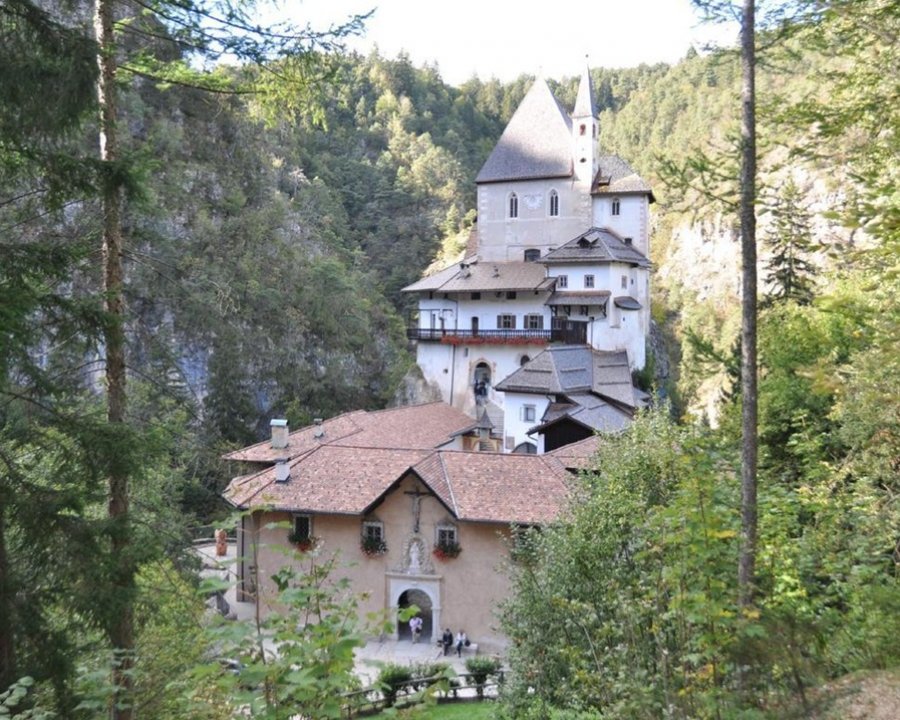 ‘Intorno al Santuario di San Romedio’, incontri e visite guidate in Val di Non