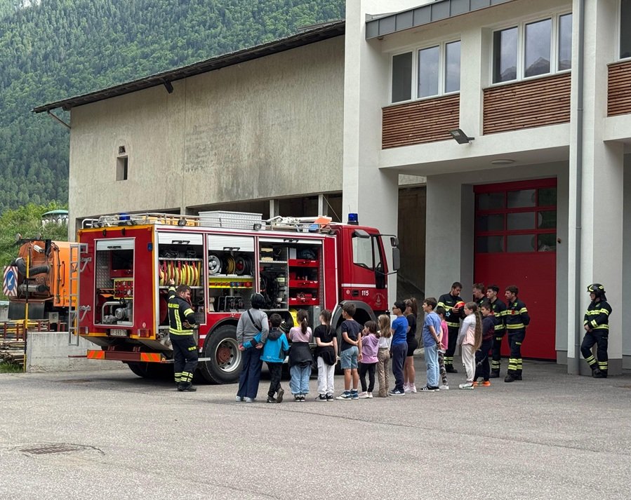 L’elicottero dei Carabinieri incontra gli alunni della scuola primaria di Dimaro Folgarida