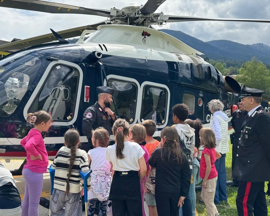 L’elicottero dei Carabinieri incontra gli alunni della scuola primaria di Dimaro Folgarida