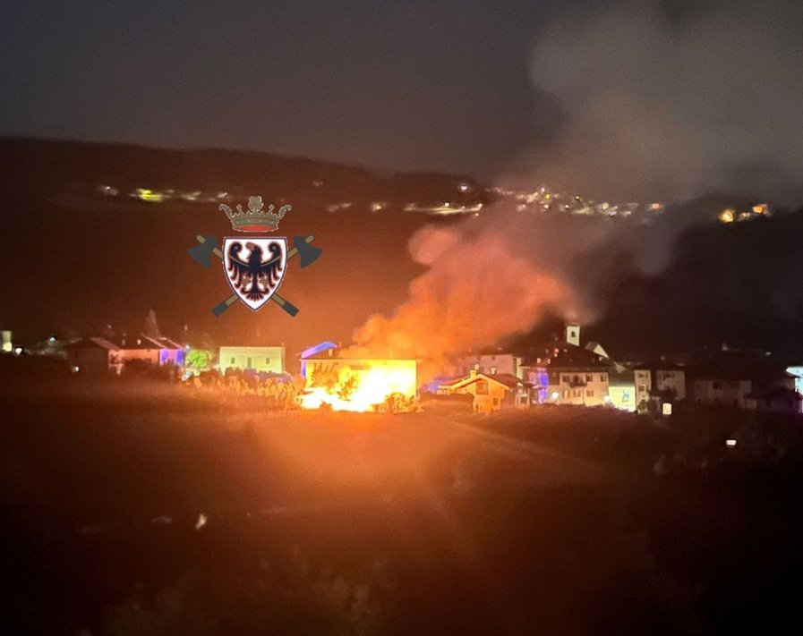 Sanzeno, capanno a fuoco
