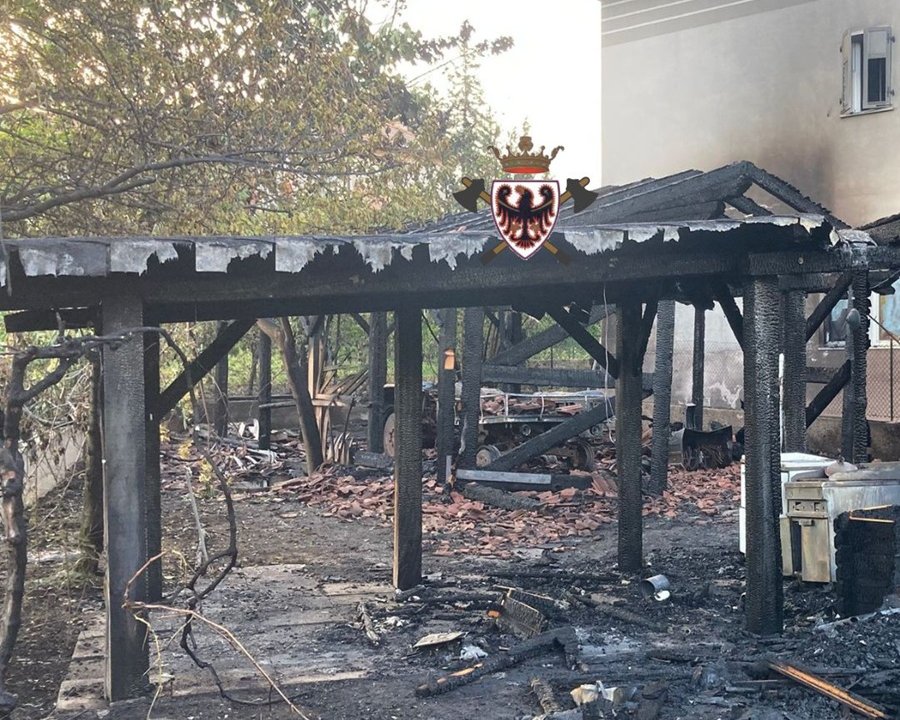 Sanzeno, capanno a fuoco