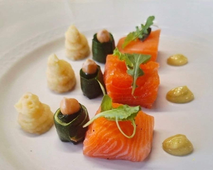 Salmone marinato, spuntoni di purè di ceci e maionese wasabi