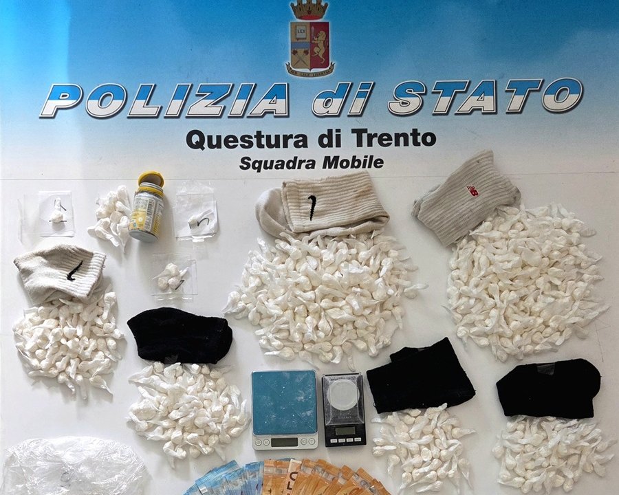 Sorpreso in flagranza mentre cede droga
