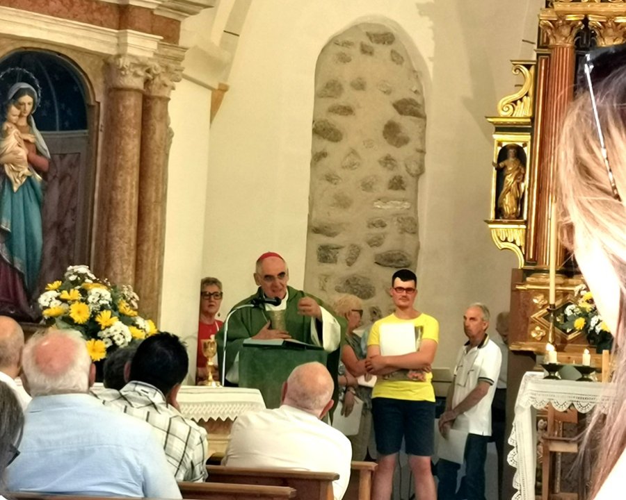 Una chiesa restaurata e 18 ministri eucaristici per il vescovo Lauro Tisi