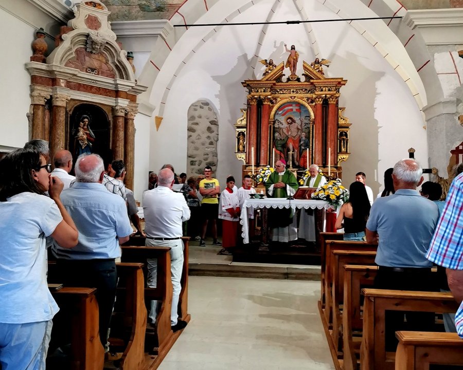 Una chiesa restaurata e 18 ministri eucaristici per il vescovo Lauro Tisi