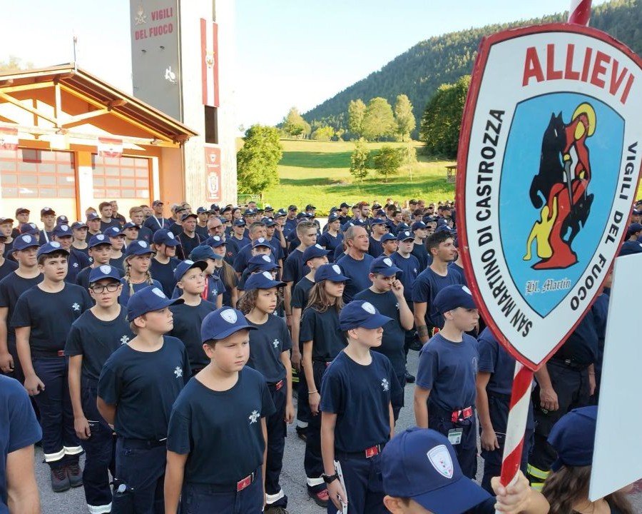La bandiera del Trentino agli Allievi dei vigili del fuoco volontari  