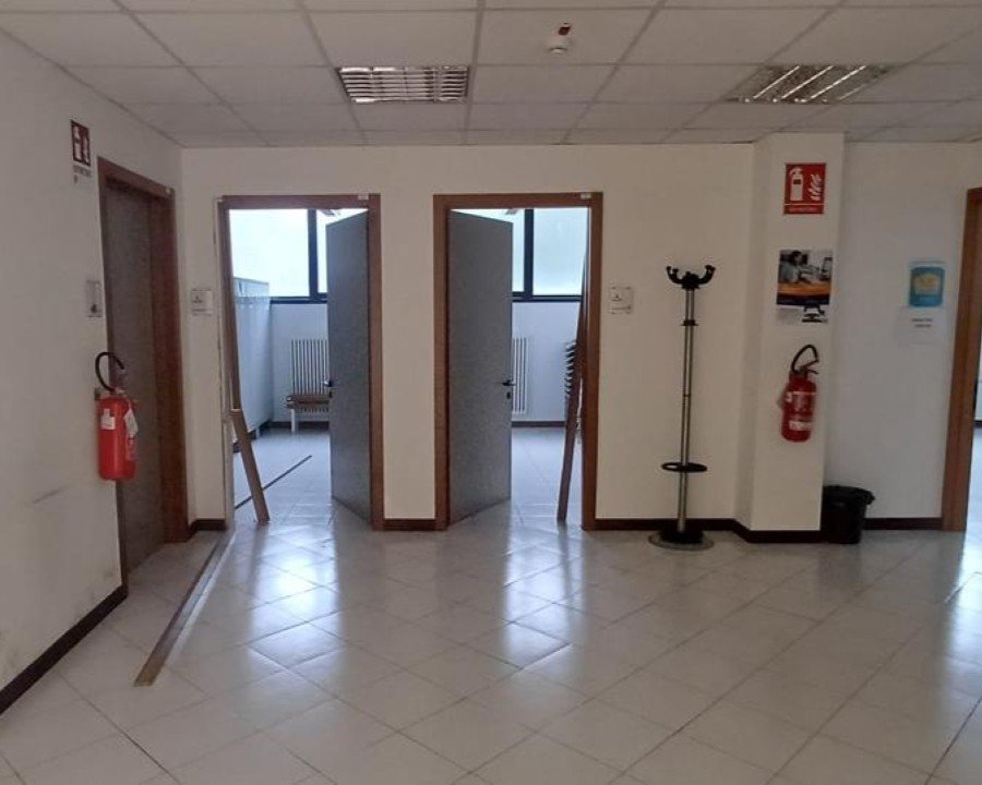 Raid notturno nella sede Asuit di via Gramsci