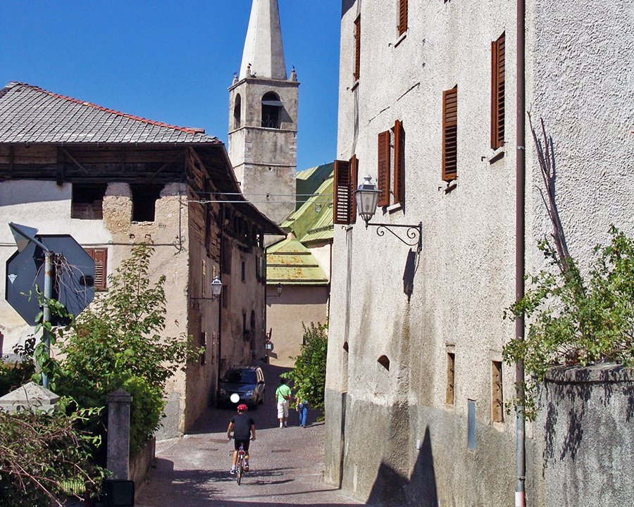 Sfruz rinnova il cimitero