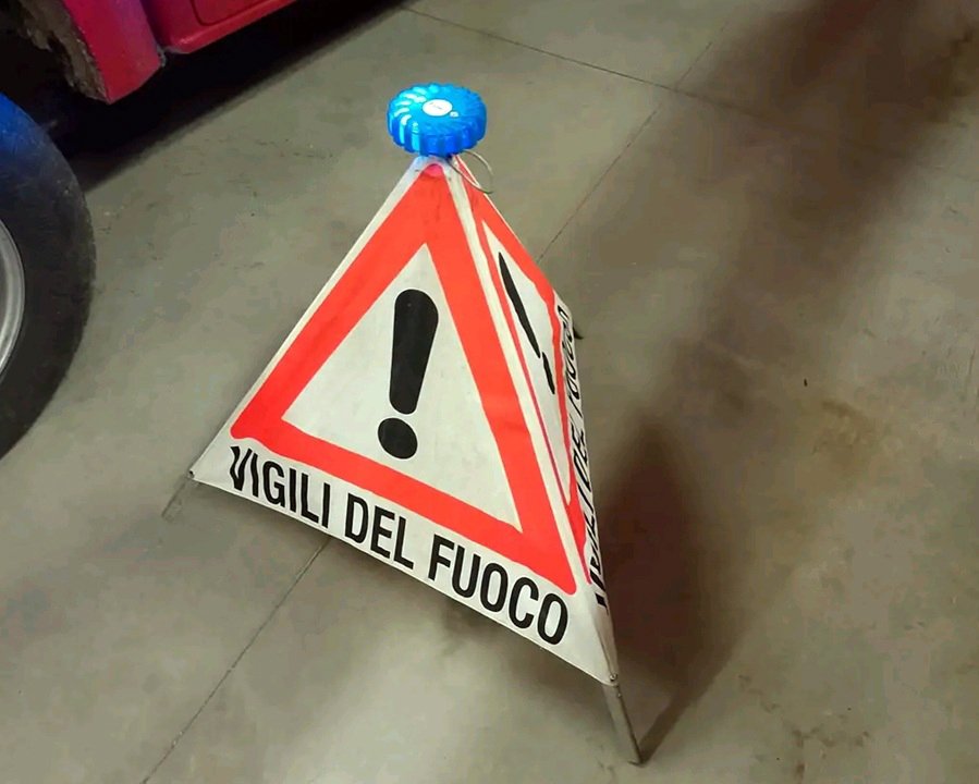 Rubano il triangolo dei Vigili del Fuoco