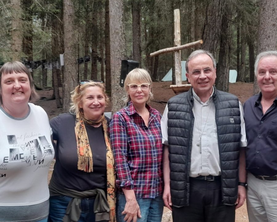 Il vescovo di Verona visita il campeggio parrocchiale di Sfruz