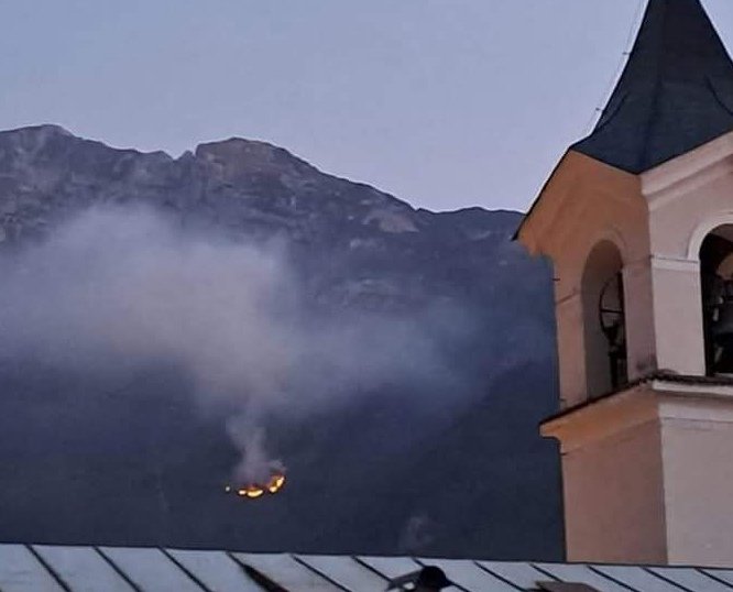 Spormaggiore, l'incendio riprende forza