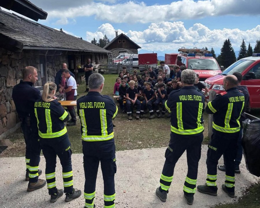 Allievi in campeggio in simulazione di ricerca