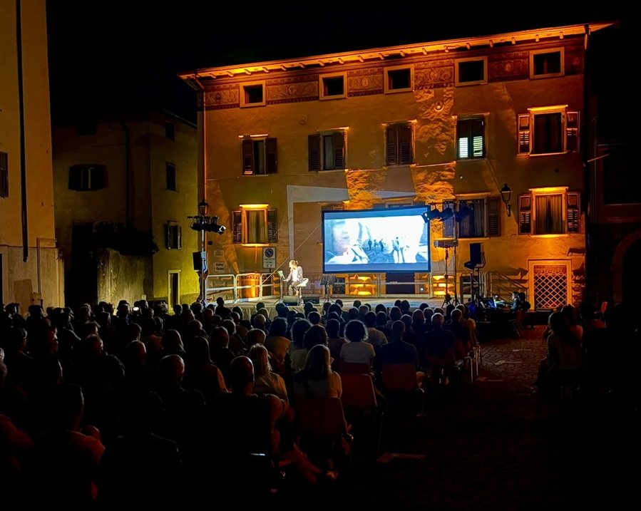 Piazza gremita a Denno per Lucia Goracci