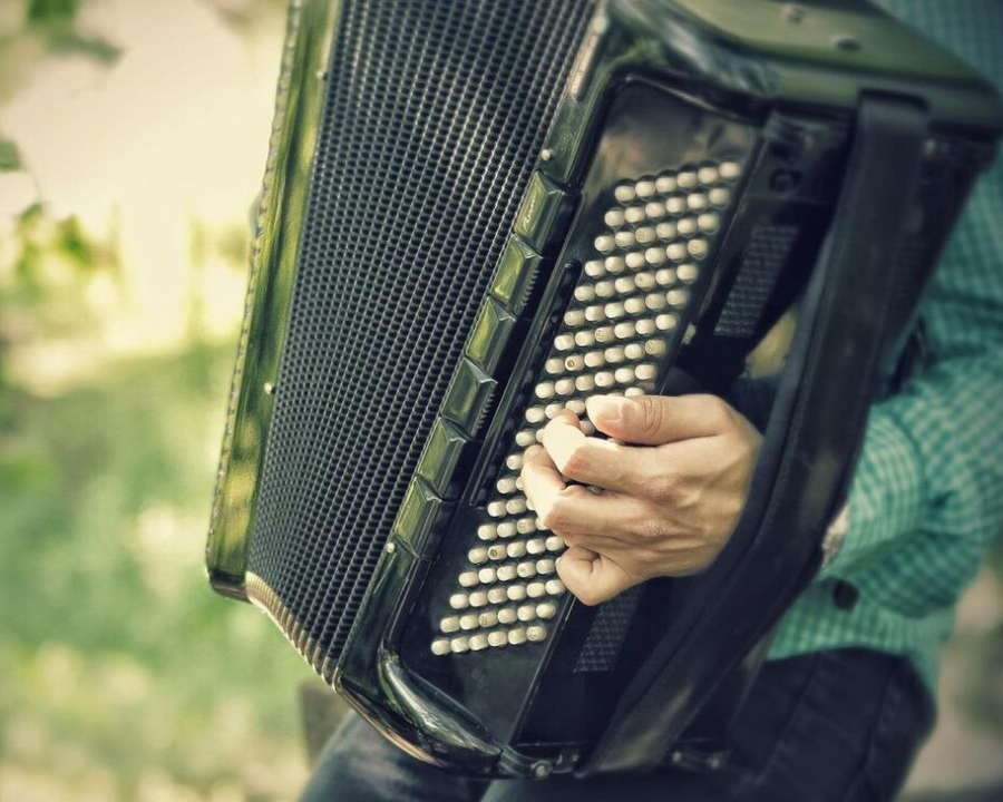 Musica in piazza, aperitivo con la fisarmonica di Bruno Paganini