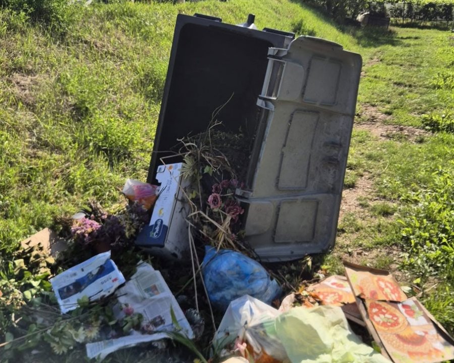 Malgolo, bidone del cimitero lanciato per la strada