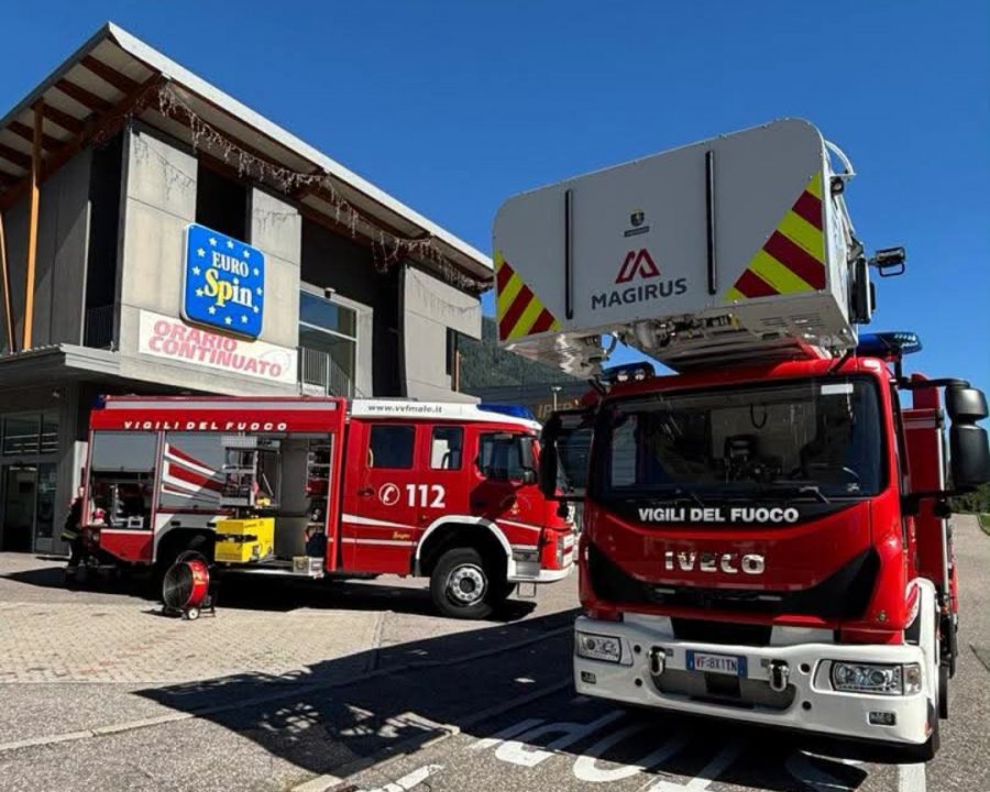 Malé, incendio in edificio commerciale