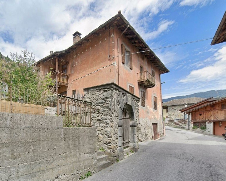 La canonica di Magras è in vendita: quale futuro per la casa di don Giacomo Bresadola?