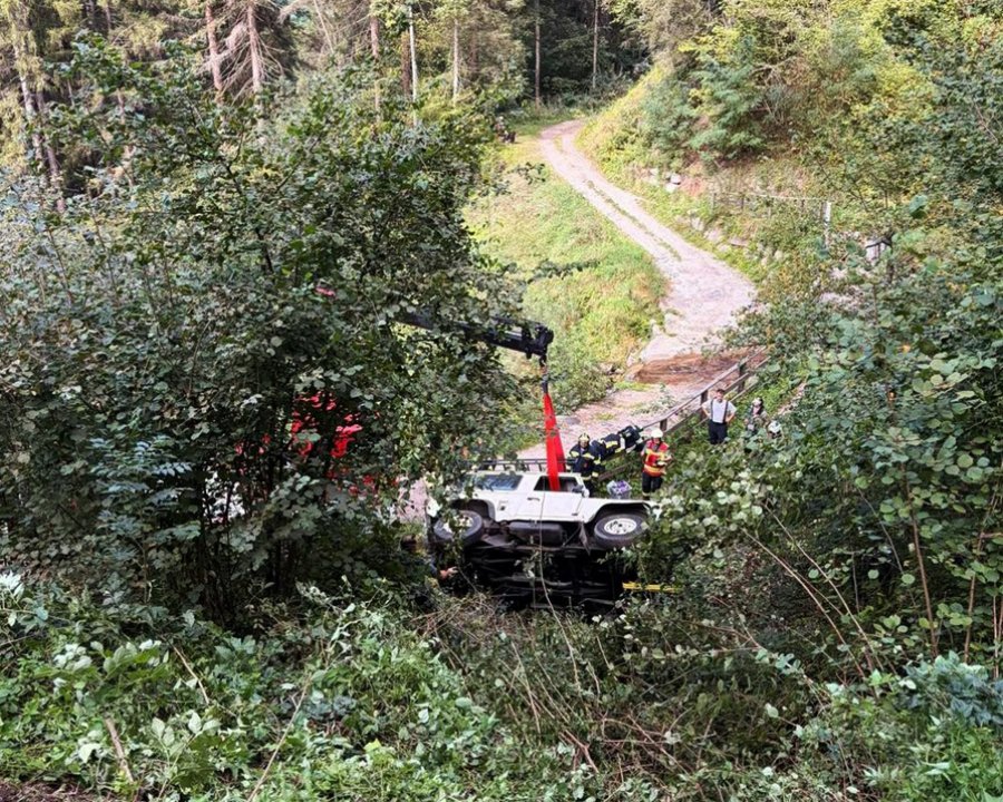 Malé, auto ribaltata nel bosco
