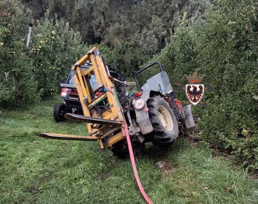 Tuenno, trattore in bilico