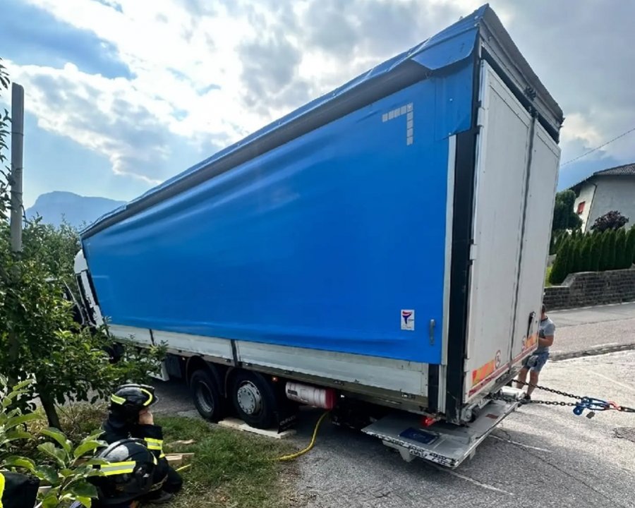 Campodenno, mezzo pesante in difficoltà