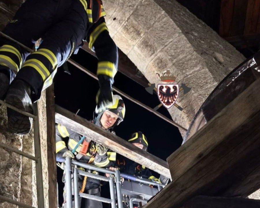 Si rompe l’infisso della bifora del campanile, intervento in quota dei vigili del fuoco