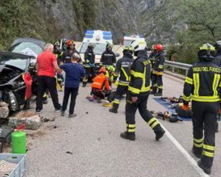 Auto sulla roccia alla Rocchetta