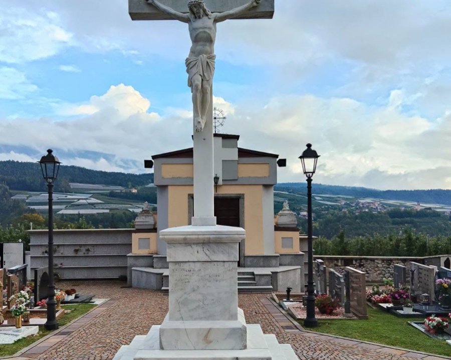 Cloz, rimesso a nuovo il crocifisso del cimitero