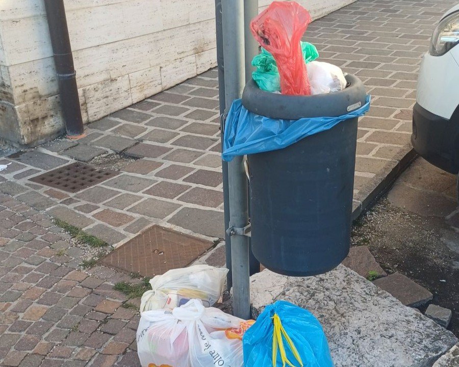 Rifiuti nei cestini pubblici e mozziconi a terra, Cles stringe le maglie