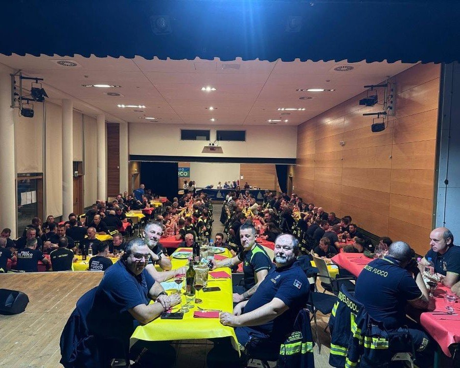 Fraviano, l'abbraccio della comunità ai suoi vigili del fuoco