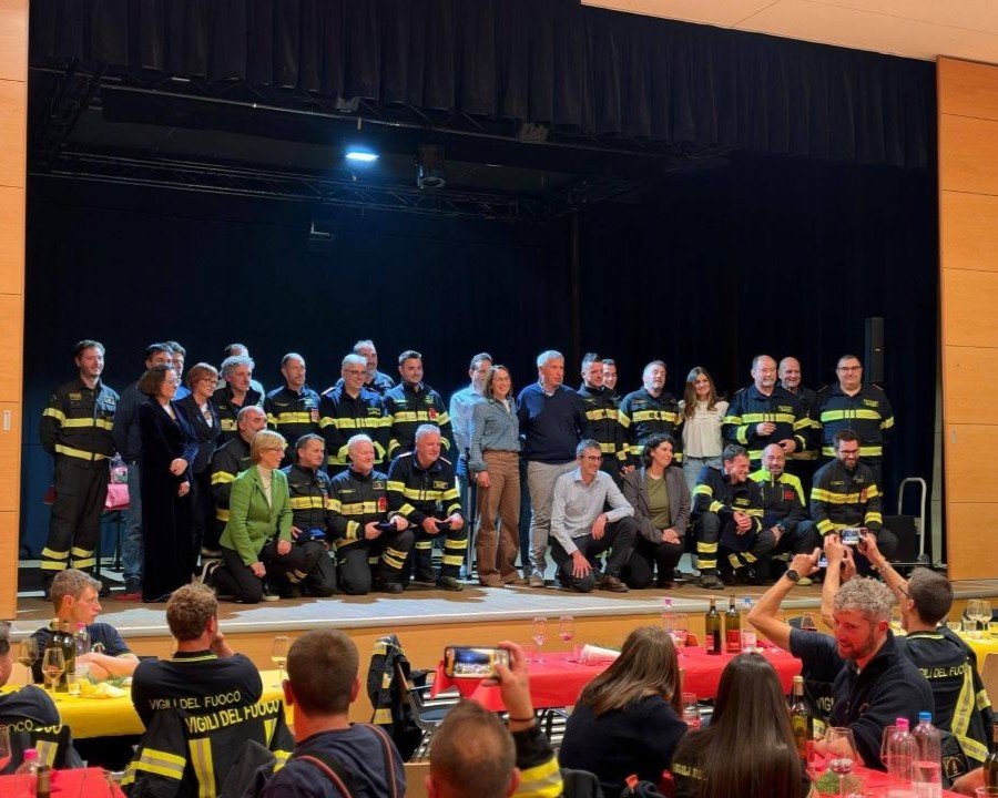 Fraviano, l'abbraccio della comunità ai suoi vigili del fuoco